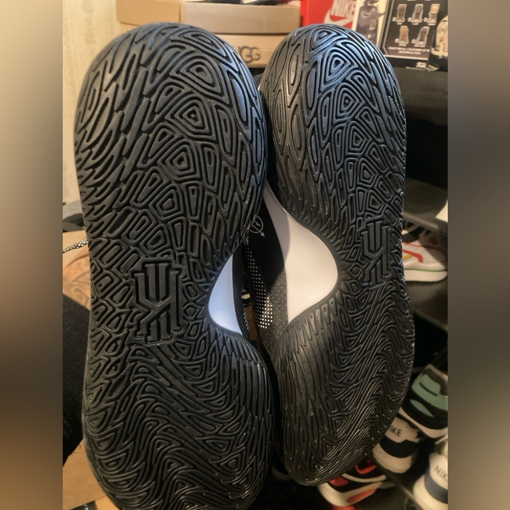 Nike Kyrie Irving Flytrap5, Solid Black - image 6